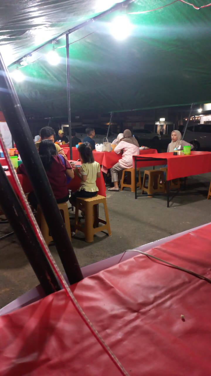 Ramai Pelanggan Malam Hari – Sop Bang Theo